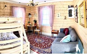Stuga på hästgård med sjöutsikt